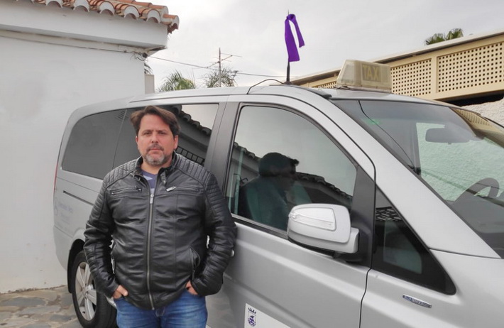 El Ayuntamiento de Almucar felicita a los taxistas que se han sumado a la campaa del 'lazo morado' contra la violencia de gnero